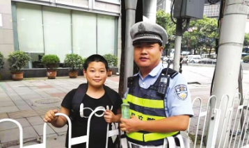 交警叔叔护安全,小学生送饮料表感谢。