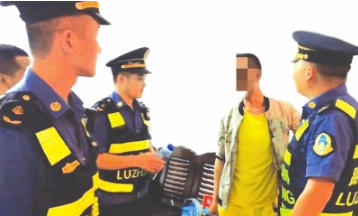 执法人员向走失男子了解情况。