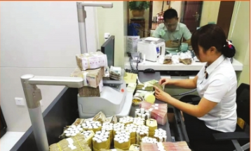 工作人员在清理零钞。