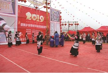 苗族同胞载歌载舞欢度节日