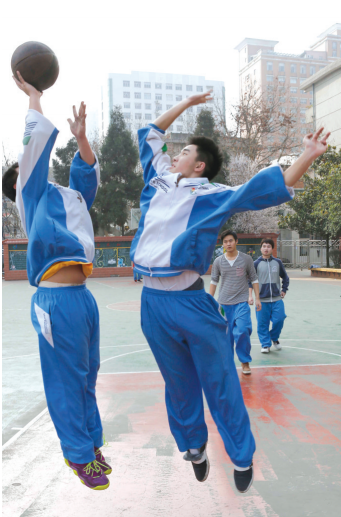学生正在锻炼。 都市新闻记者邱凌峰 摄