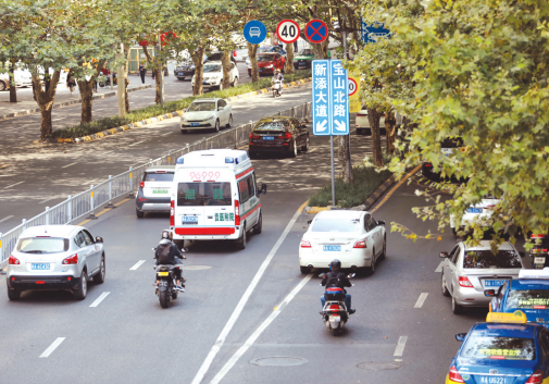 一辆急救车行驶在路上。 邓冰 摄