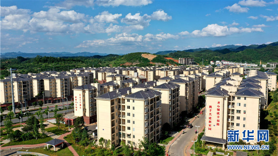 图为6月19日航拍的贵州铜仁市大龙经济开发区德龙新区易地扶贫搬迁安置点。新华网 周远钢 摄