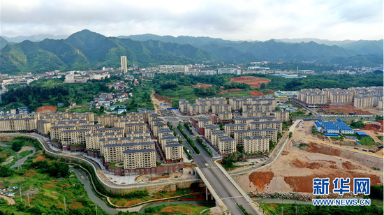 图为6月19日航拍的贵州铜仁市大龙经济开发区德龙新区易地扶贫搬迁安置点。新华网 周远钢 摄