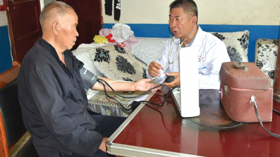 陈顺书为村民量血压。