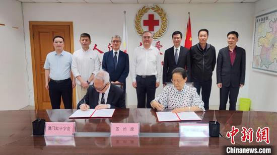图为贵州省红十字会与澳门特别行政区红十字会签约现场,贵州省人大常委会副主任、省红十字会会长何力见证签 宁南 摄