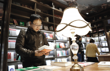  郑瞳在网红书店钟书阁内翻阅图书。