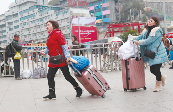 赶车的旅客。 本报记者邱凌峰 摄