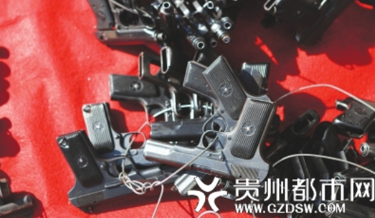 准备集中销毁的各类公务枪支。