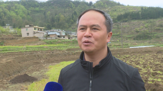 久长镇抓脱贫攻坚工作负责人金开国接受采访