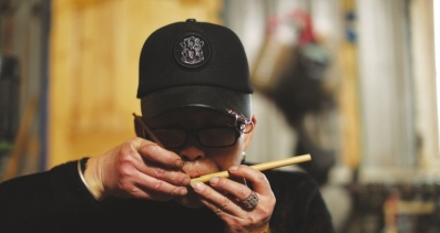 杨成在调试芦笙簧片音准。