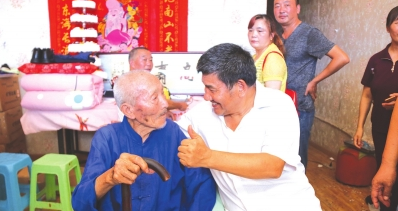乡邻和寿星合影,说要沾沾福气。