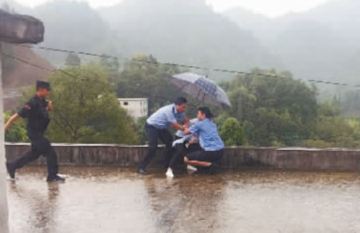 民警飞身上前,拽住跳楼女子
