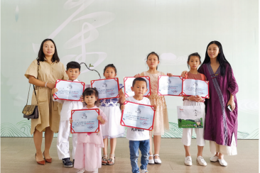 马宁薇(右一)带着六个孩子来参赛都获得奖项。