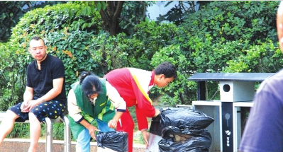 钟华建帮母亲收拾垃圾。