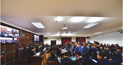 云岩区人民法院审理涉黑涉恶案件庭审现场。