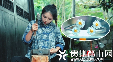潘雪在打制银饰。