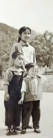 上世纪70年代初,母亲与兄妹的合影。