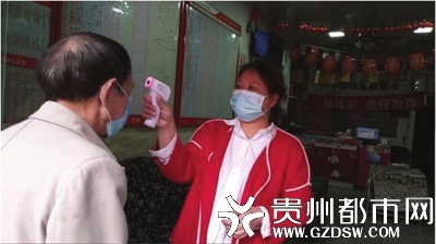 销售人员为进店彩民量体温。
