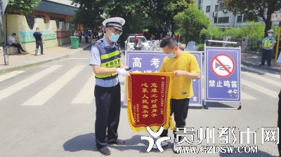 贺先生送锦旗。