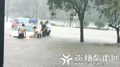 施先生店门前十来米的地方,邻居和物业公司工作人员正在为一业主将车推离深水。