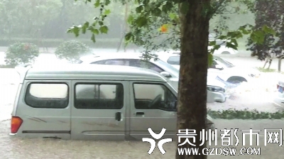 郑州市长江路河,水已将街道淹没,车身下部几乎完全淹在水里。