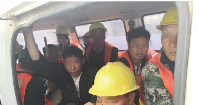 一辆面包车超载严重。