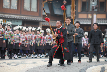 身着节日盛装的苗族芦笙手在“祭尤节”祭祀仪式中吹奏芦笙。