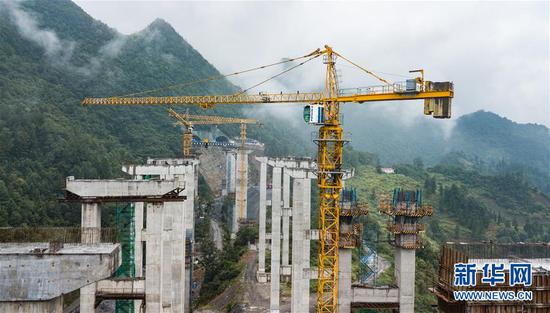 建设中的兰海高速重遵段(贵州段)扩容工程魏家寨特大桥(8月28日无人机拍摄)