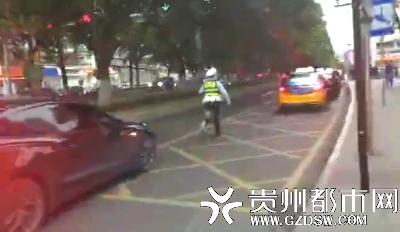 民警跑步引导车辆。