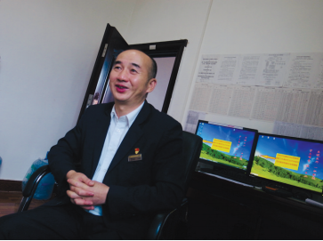 王昌利向记者讲述30年火车司机生涯。