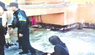 网格警成功将跳楼女子救下来。