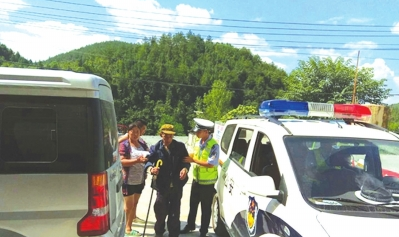 道真交警送老人回家。