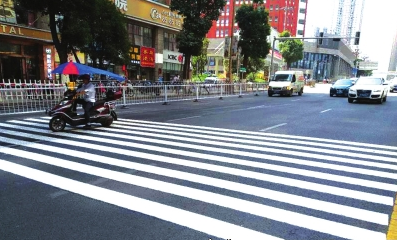 花果园区域主干道已全部设置了振荡标线。