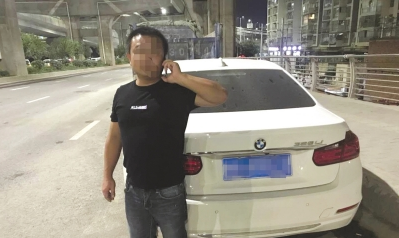 男子借酒消愁后开车回家,被交警逮个正着。