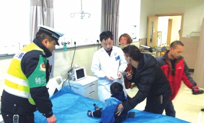 经过救治小男孩脱离危险。 交警供图