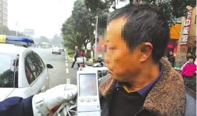 驾驶员接受酒驾呼气检查。