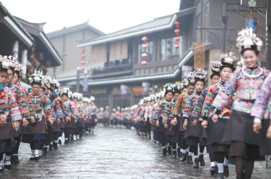身着节日盛装的苗族村民参加“祭尤节”苗族服饰展示巡游。