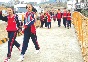 学生们走在学生专用通道上。