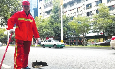 冯大姐在中华南路段保洁。