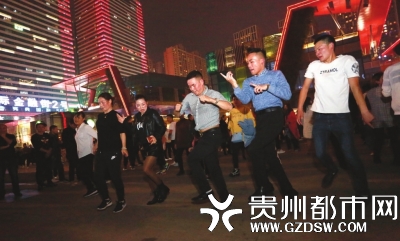 蹦迪舞跳起来。