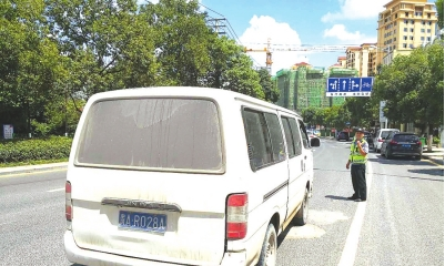 面包车挂假牌冲关逃跑五六公里终被截停。