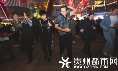 男女老少齐上阵。