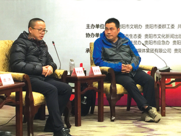 严培文(左)接受访谈。