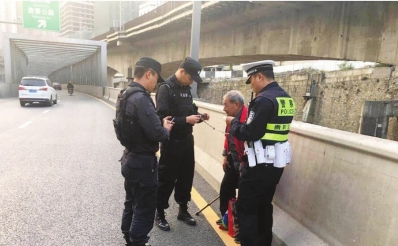 警察将老人带到路边了解情况。