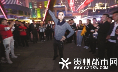 每晚散场前,周洪理都要给大家表演一段。