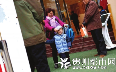 家长接幼儿园的小朋友放学。