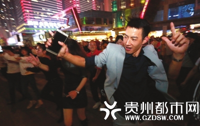 越跳越嗨。