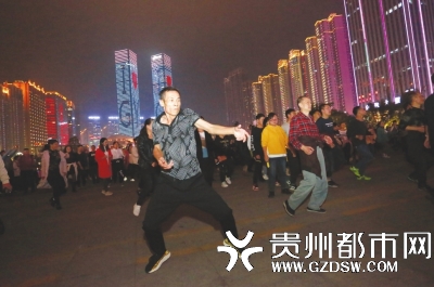 舞姿多样。