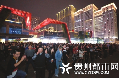 周洪理带领的千人蹦迪舞团。